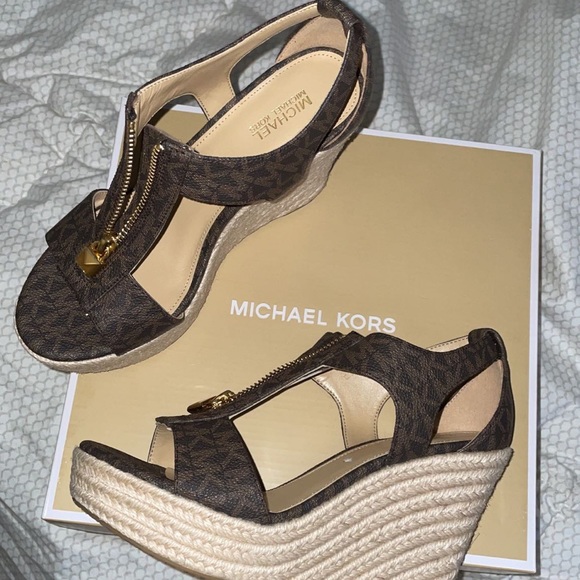 Never worn due to pregnant and my feet growing - Picture 2 of 4